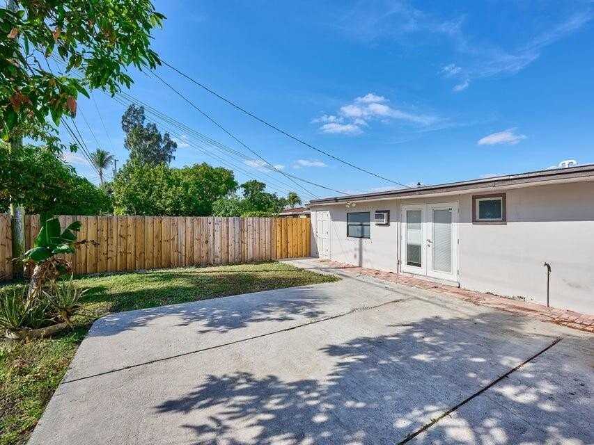 2112 Longwood Rd - Photo 6 of 12