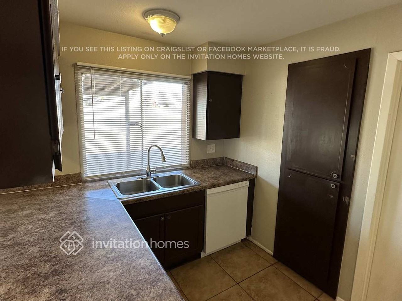 8838 W Mercer Ln - Photo 5 of 12