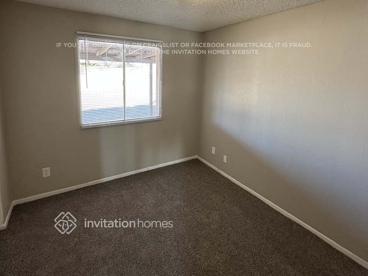 8838 W Mercer Ln - Photo 6 of 12