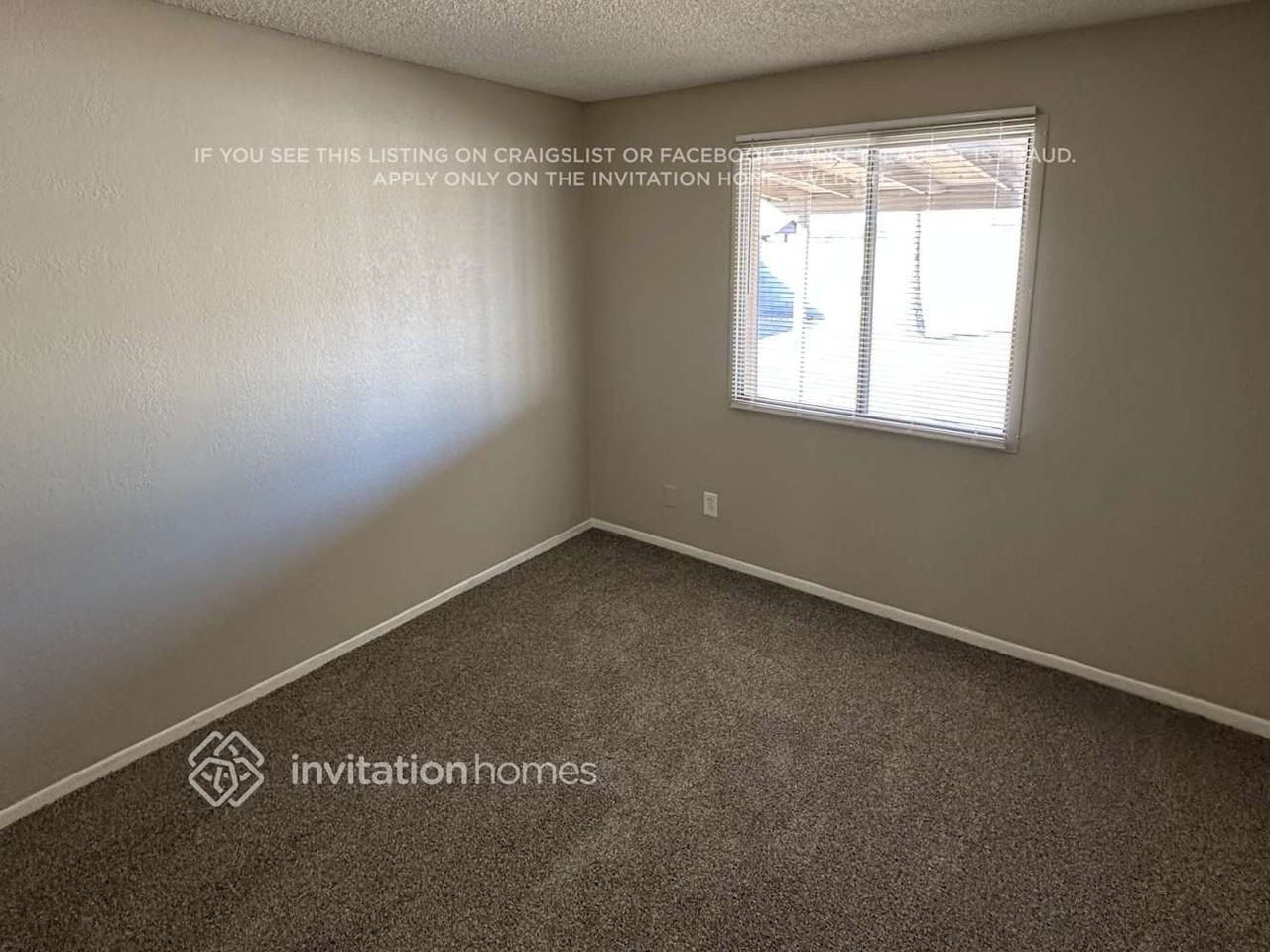 8838 W Mercer Ln - Photo 7 of 12