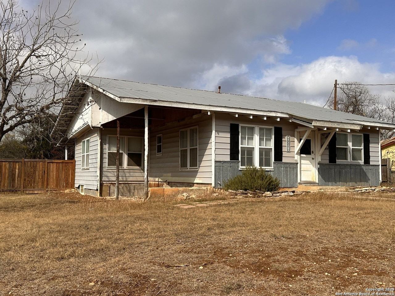 407 Hackberry St - Photo 2 of 17