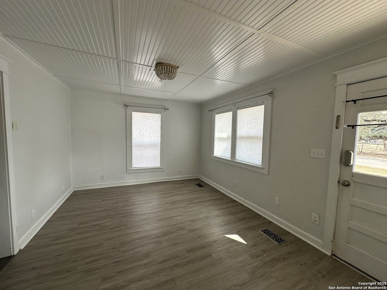 407 Hackberry St - Photo 3 of 17