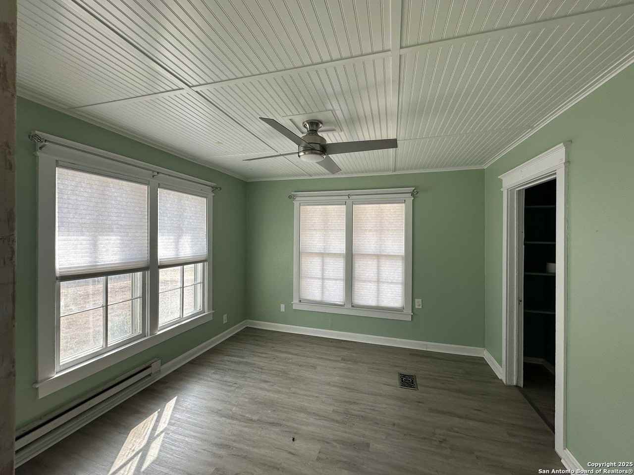 407 Hackberry St - Photo 4 of 17