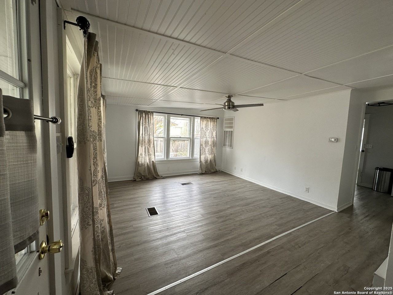 407 Hackberry St - Photo 5 of 17