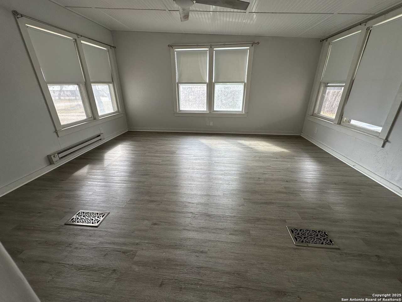 407 Hackberry St - Photo 6 of 17