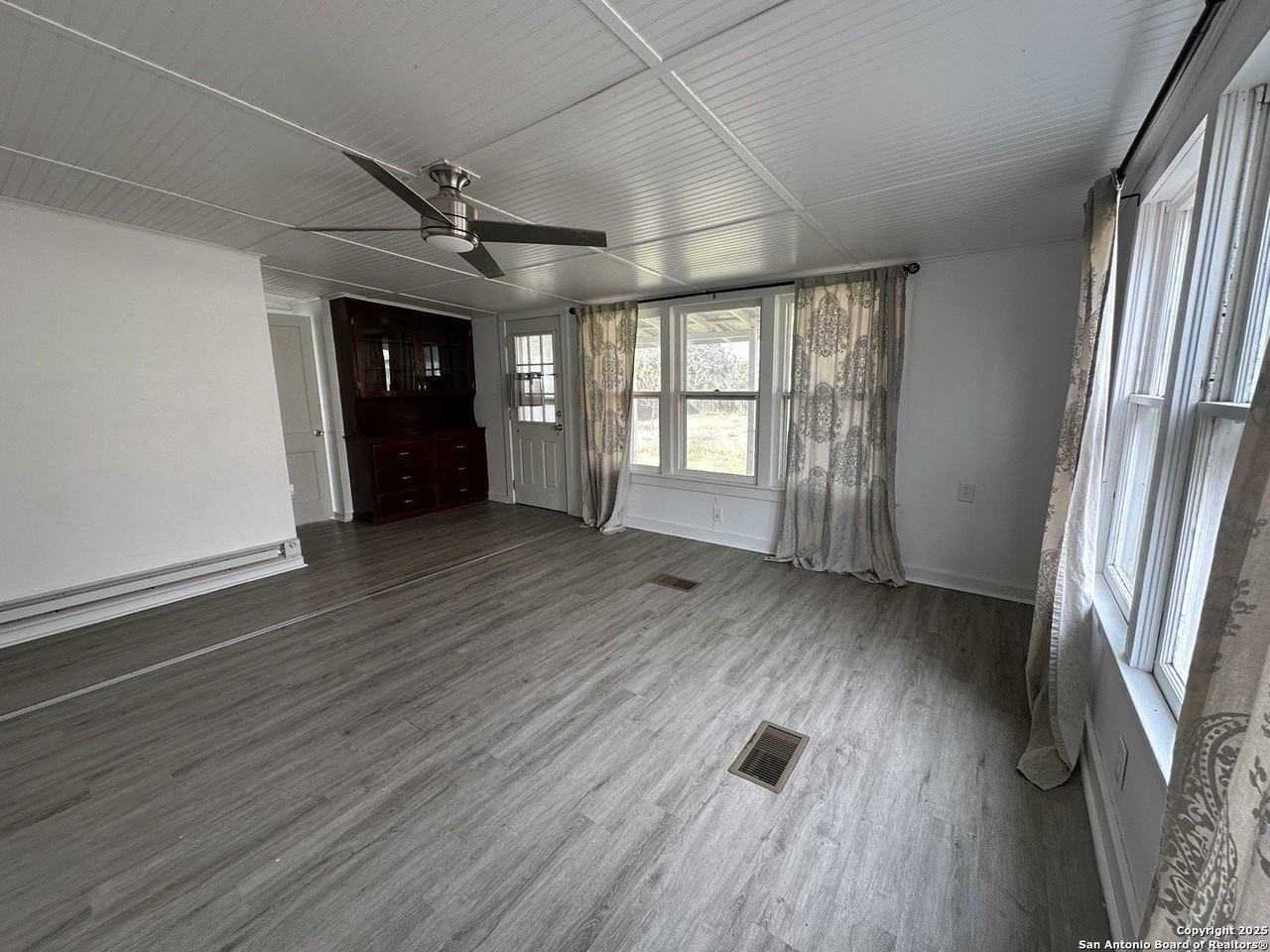 407 Hackberry St - Photo 7 of 17