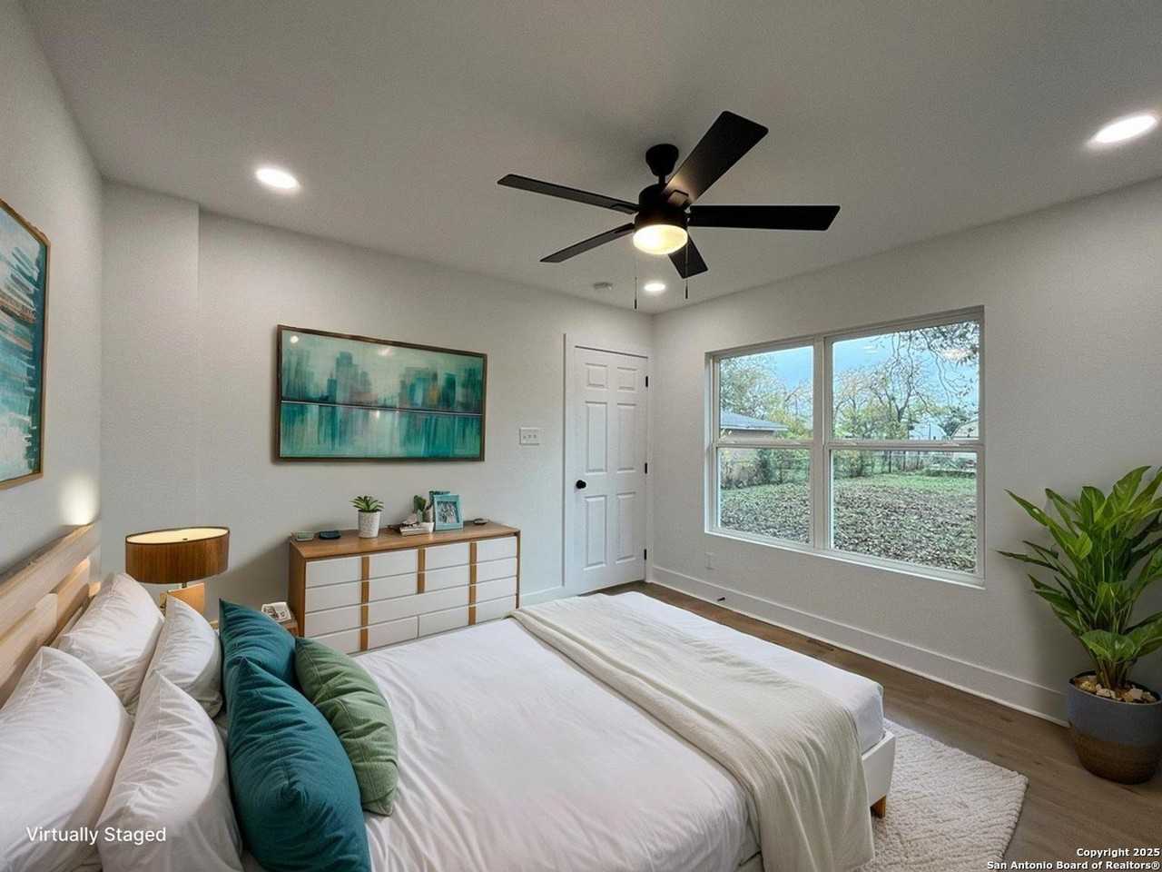 2239 Burnet St - Photo 4 of 35