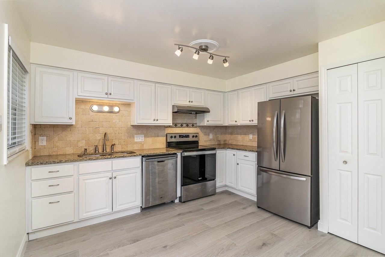 446 Timberlake Dr - Photo 4 of 20