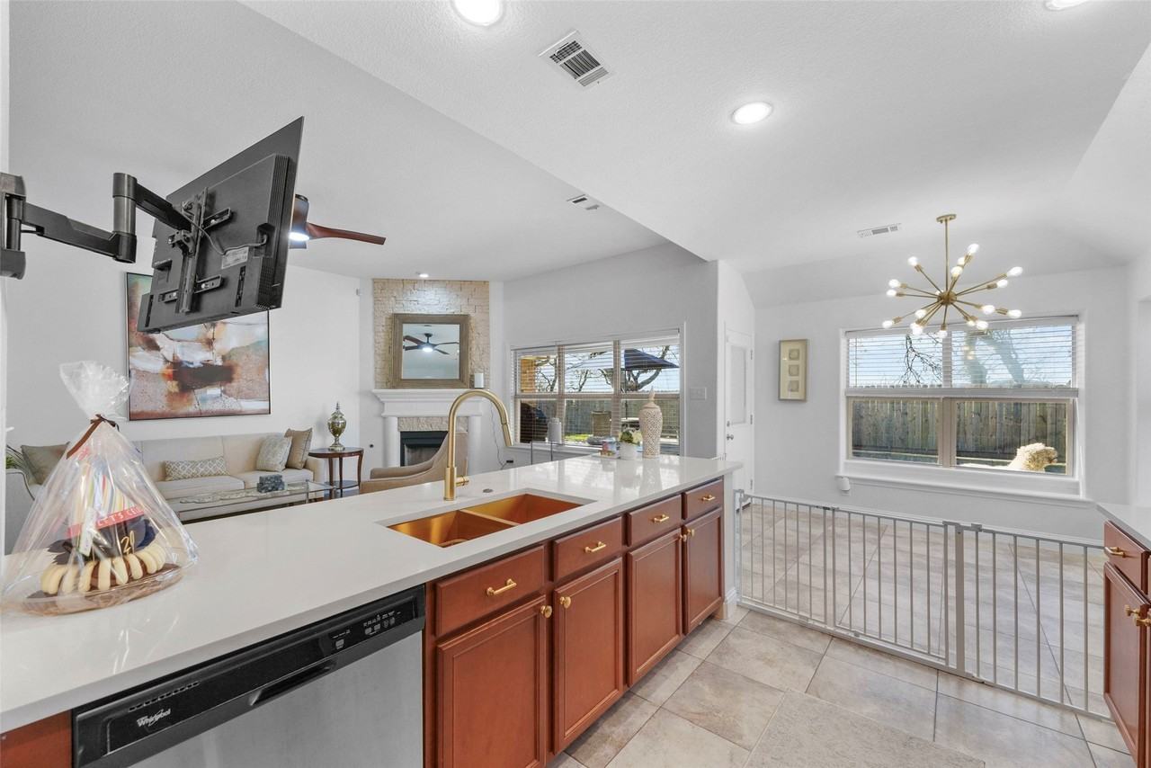 3233 Clear Springs Dr - Photo 4 of 16