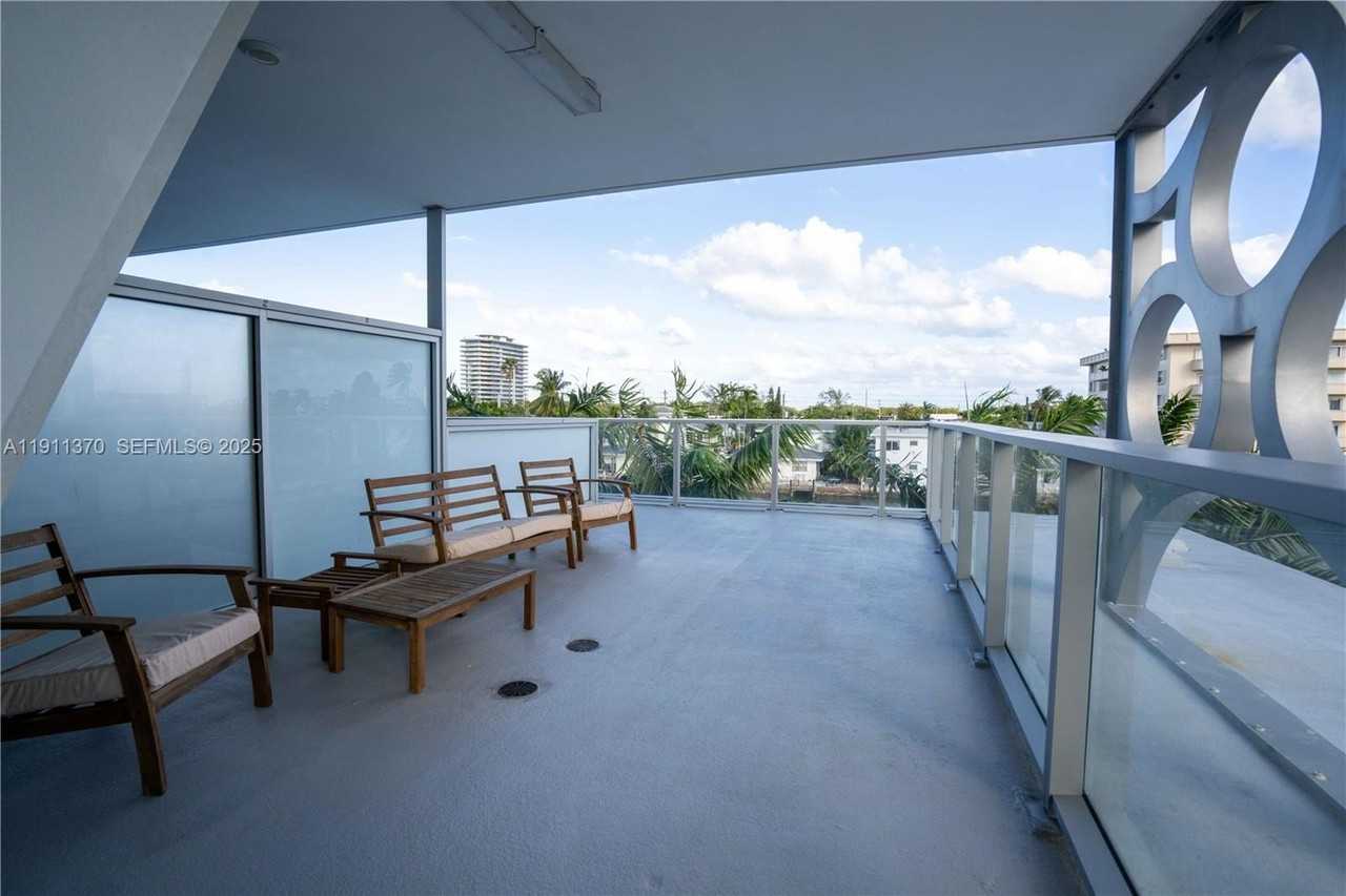 8425 Crespi Blvd #304 - Photo 4 of 32