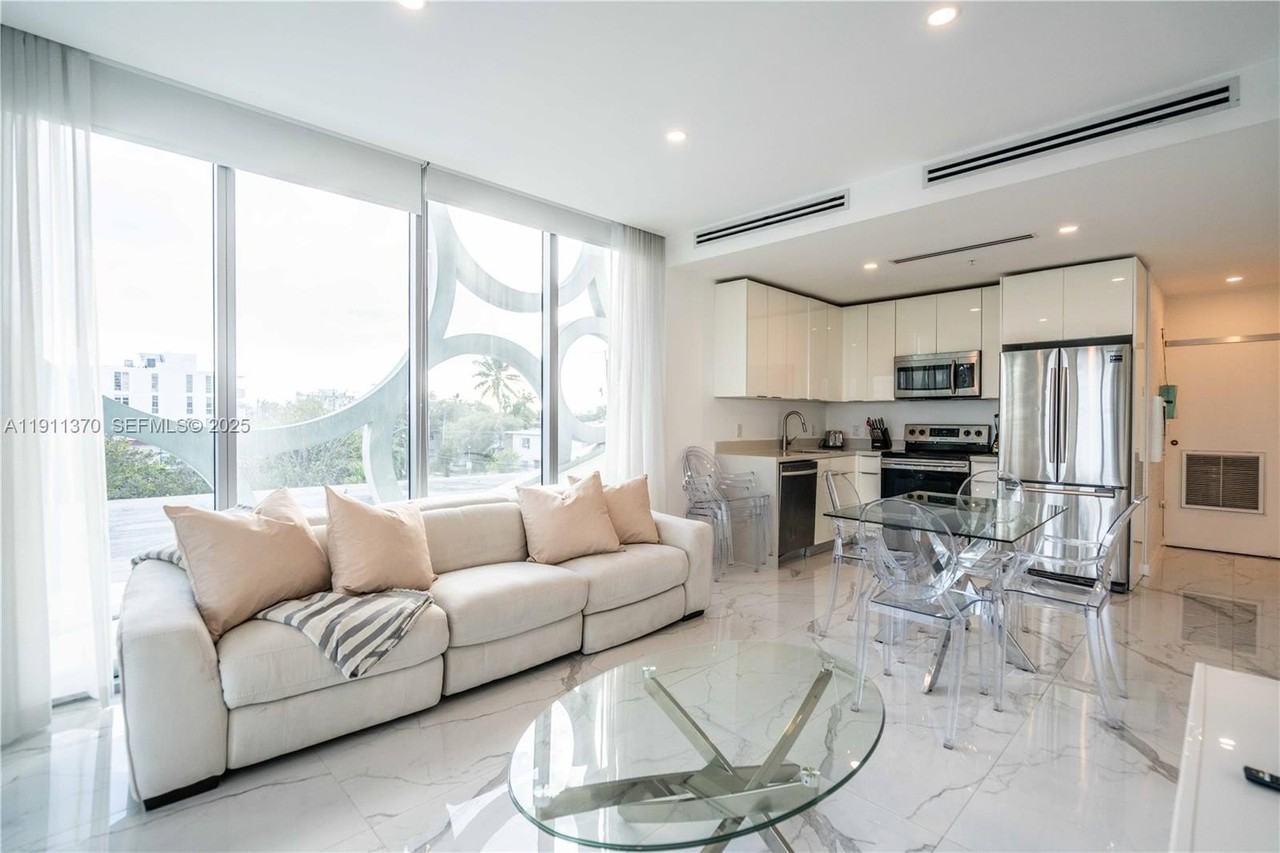 8425 Crespi Blvd #304 - Photo 6 of 32