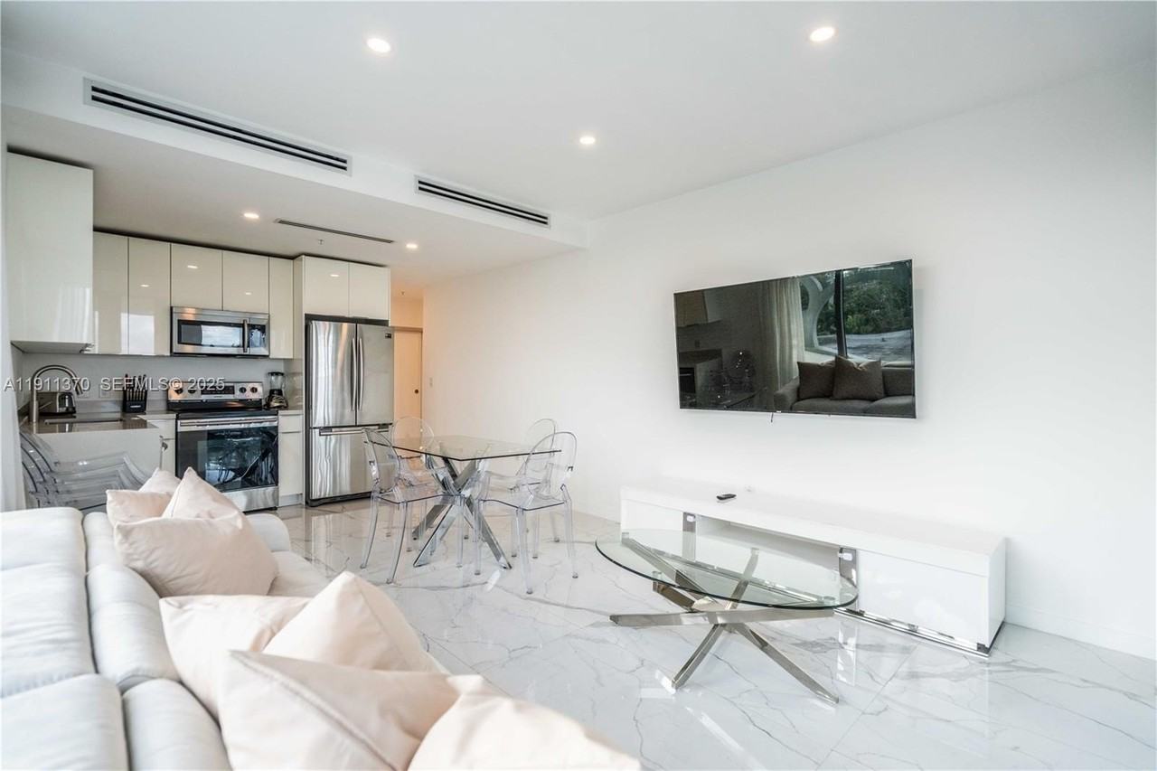 8425 Crespi Blvd #304 - Photo 7 of 32