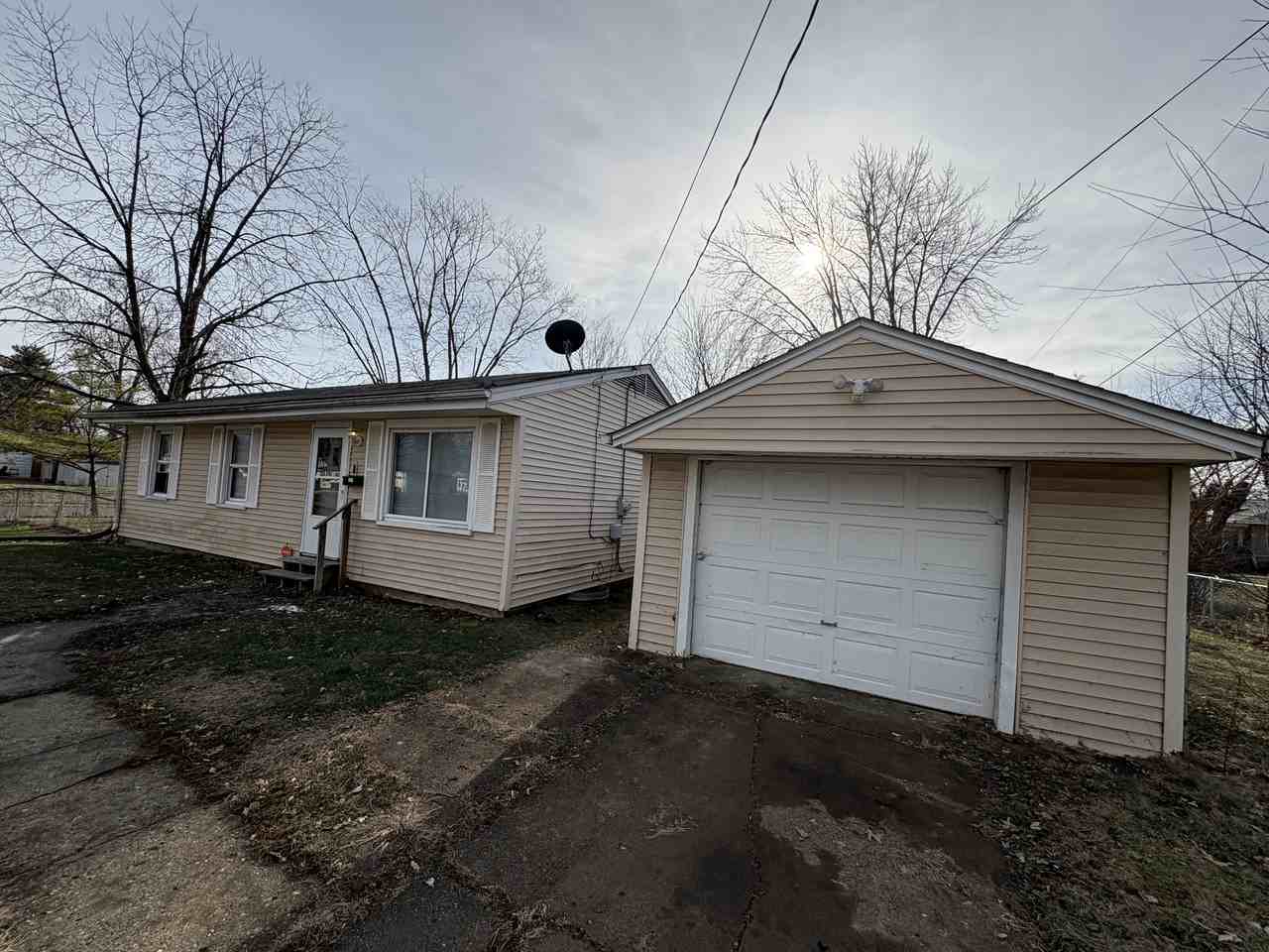 2324 West Gilbert Avenue - Photo 2 of 17