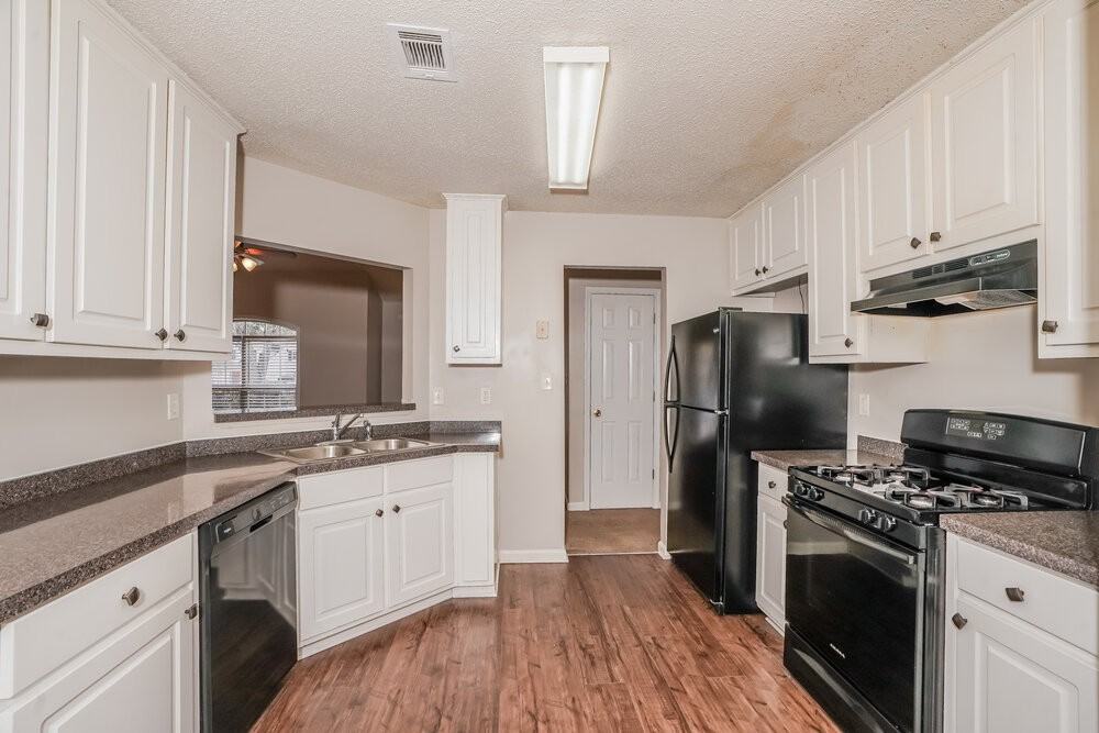 310 The Gables Dr - Photo 6 of 16