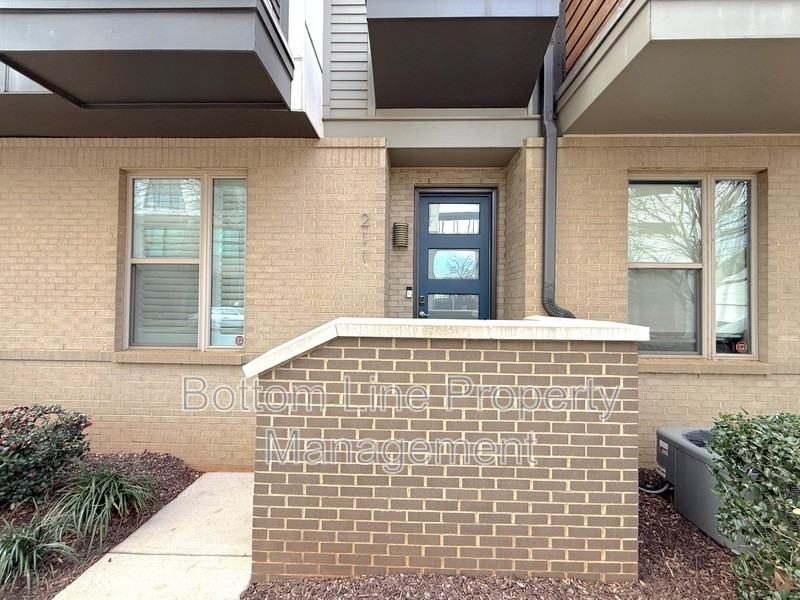 211 Doggett St - Photo 2 of 31