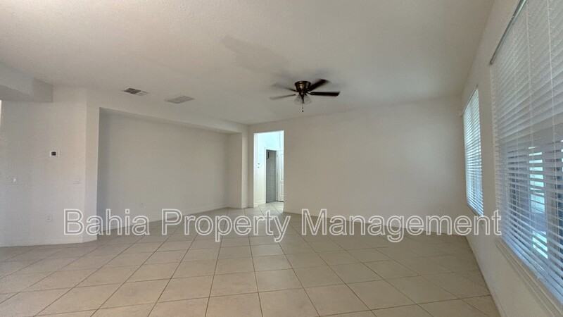 11892 Thatcher Ave - Photo 4 of 28