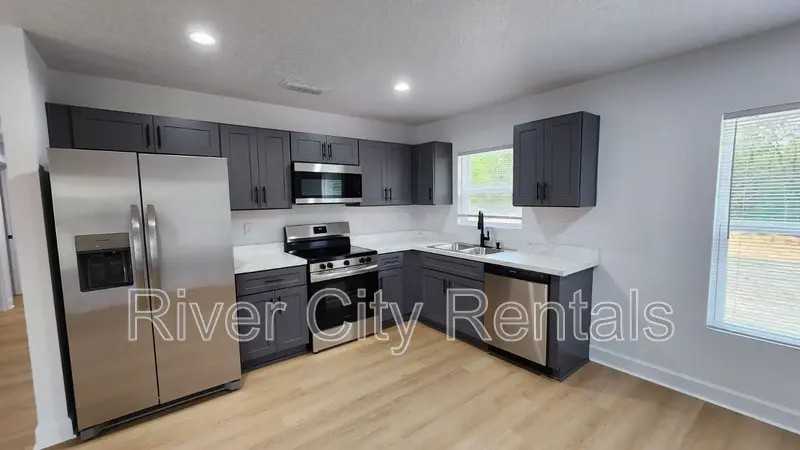 7123 Stetson St - Photo 3 of 18