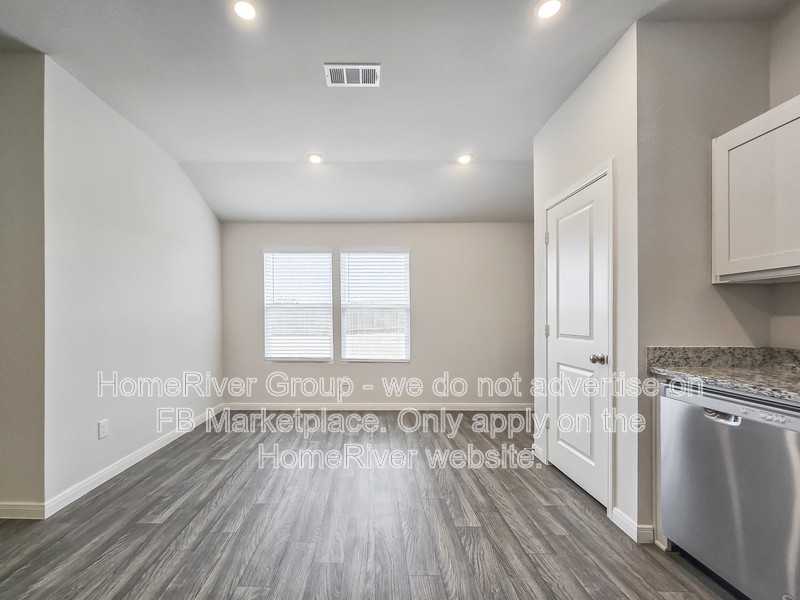 537 Jameson St - Photo 4 of 24