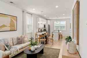 featured image of 722 N Dupont Ave