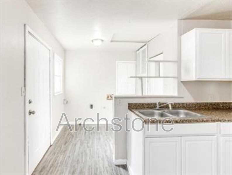 1004 Sandra Dr - Photo 4 of 33