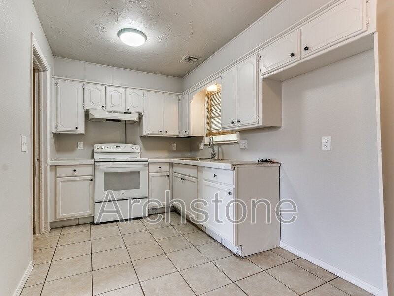 8814 Ne 13th St - Photo 3 of 50