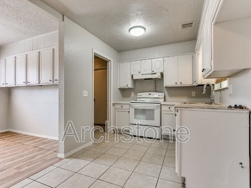 8814 Ne 13th St - Photo 5 of 50