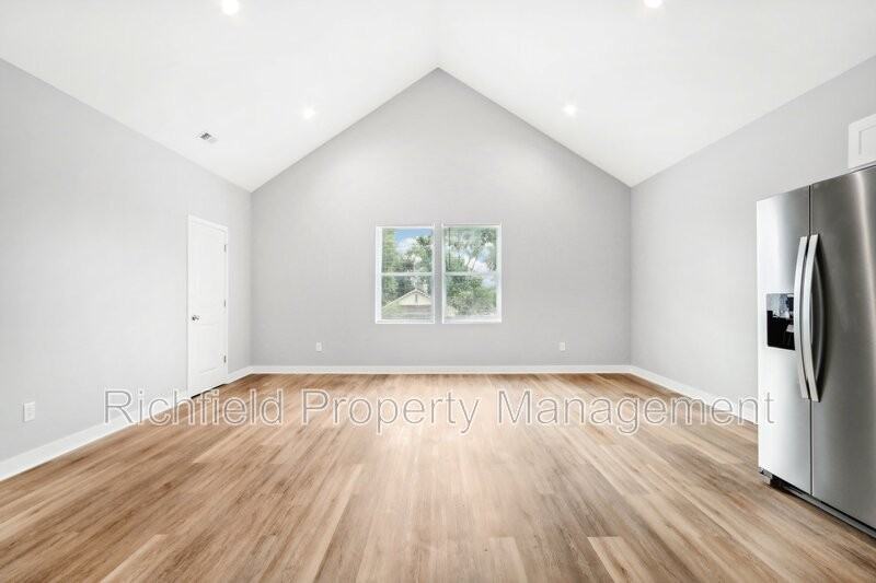 2015 E Maryland St - Photo 4 of 39