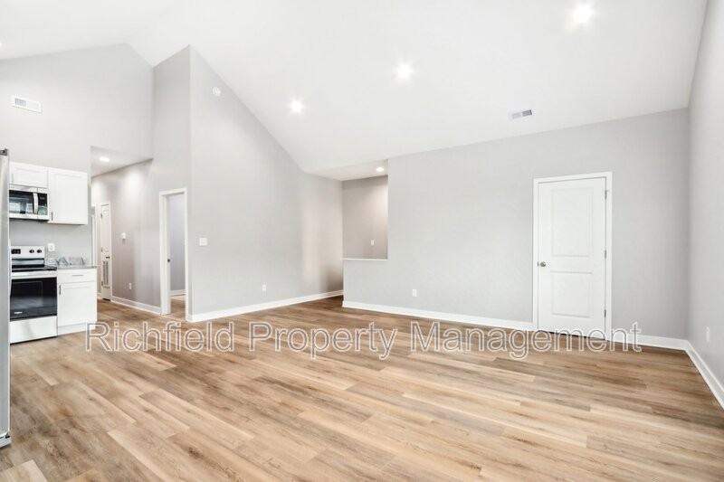 2015 E Maryland St - Photo 5 of 39