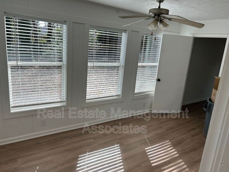 216 Hillandale Dr - Photo 3 of 10