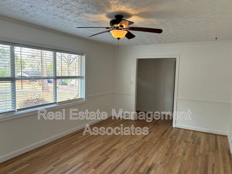 216 Hillandale Dr - Photo 5 of 10