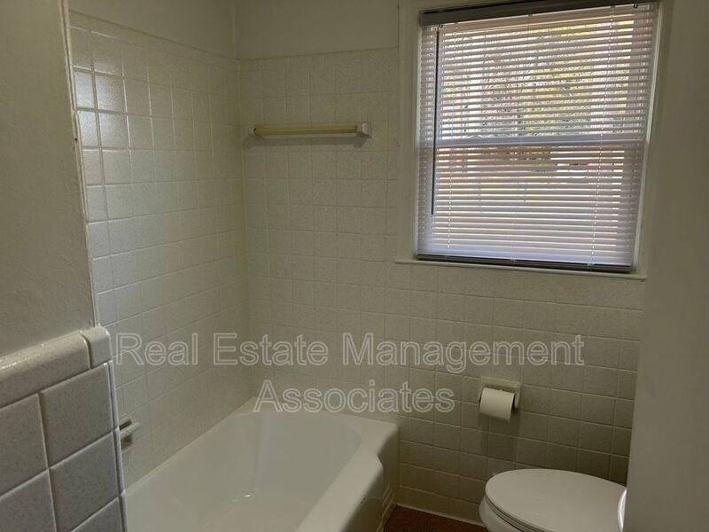 216 Hillandale Dr - Photo 7 of 10