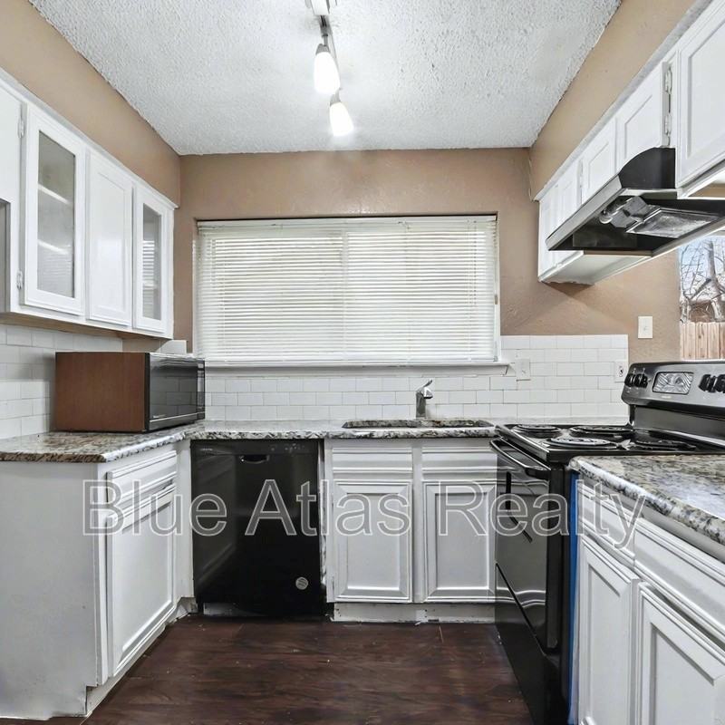 805 Cherry Hills Dr - Photo 3 of 19