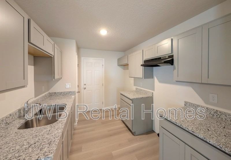 332 Woodlawn Ave - Photo 4 of 16