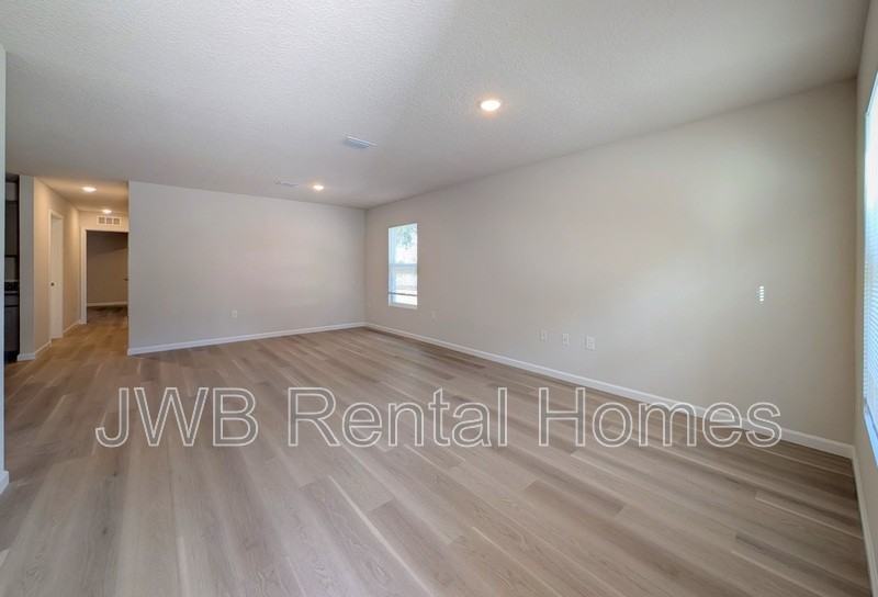 332 Woodlawn Ave - Photo 5 of 16