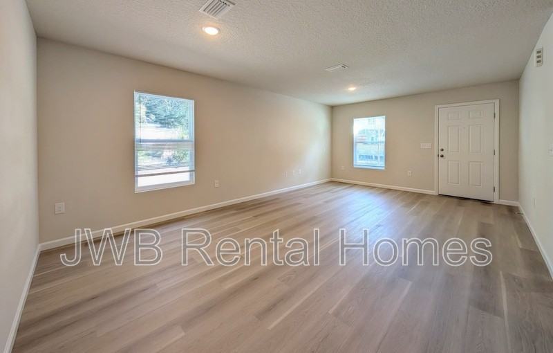 332 Woodlawn Ave - Photo 6 of 16