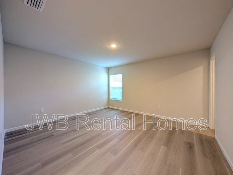 332 Woodlawn Ave - Photo 7 of 16