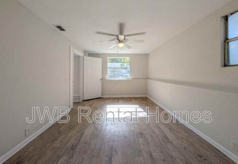 4621 Suray Ave - Photo 7 of 19