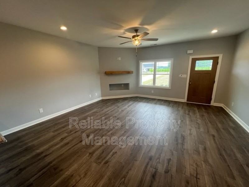 107 Lynn Ln - Photo 2 of 9