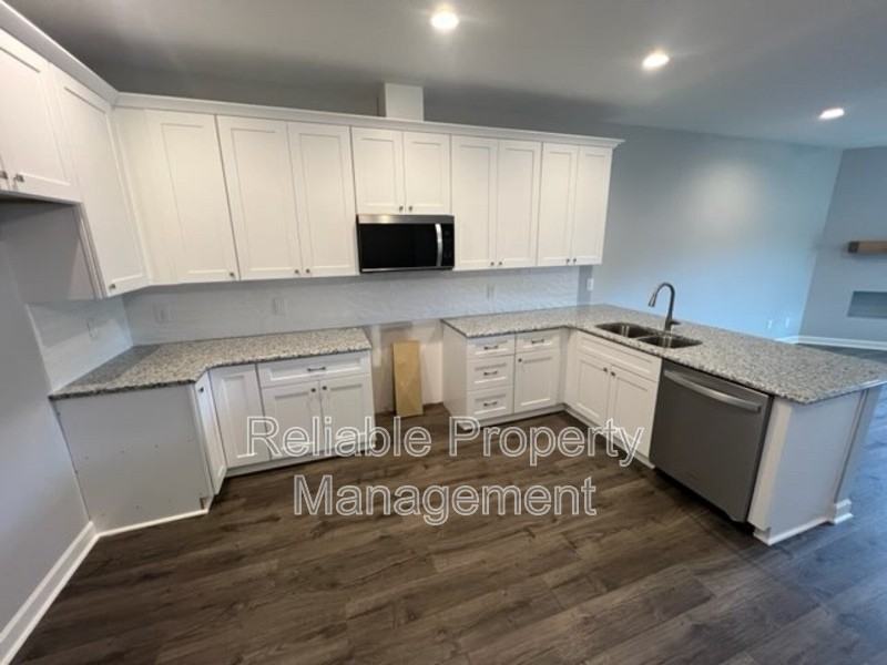 107 Lynn Ln - Photo 3 of 9