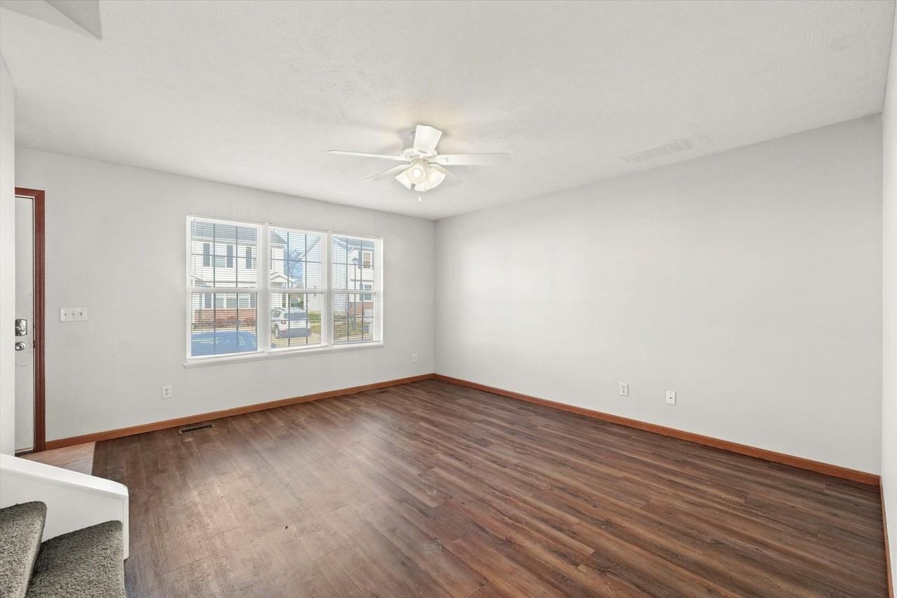 219 Crossing Dr - Photo 4 of 23