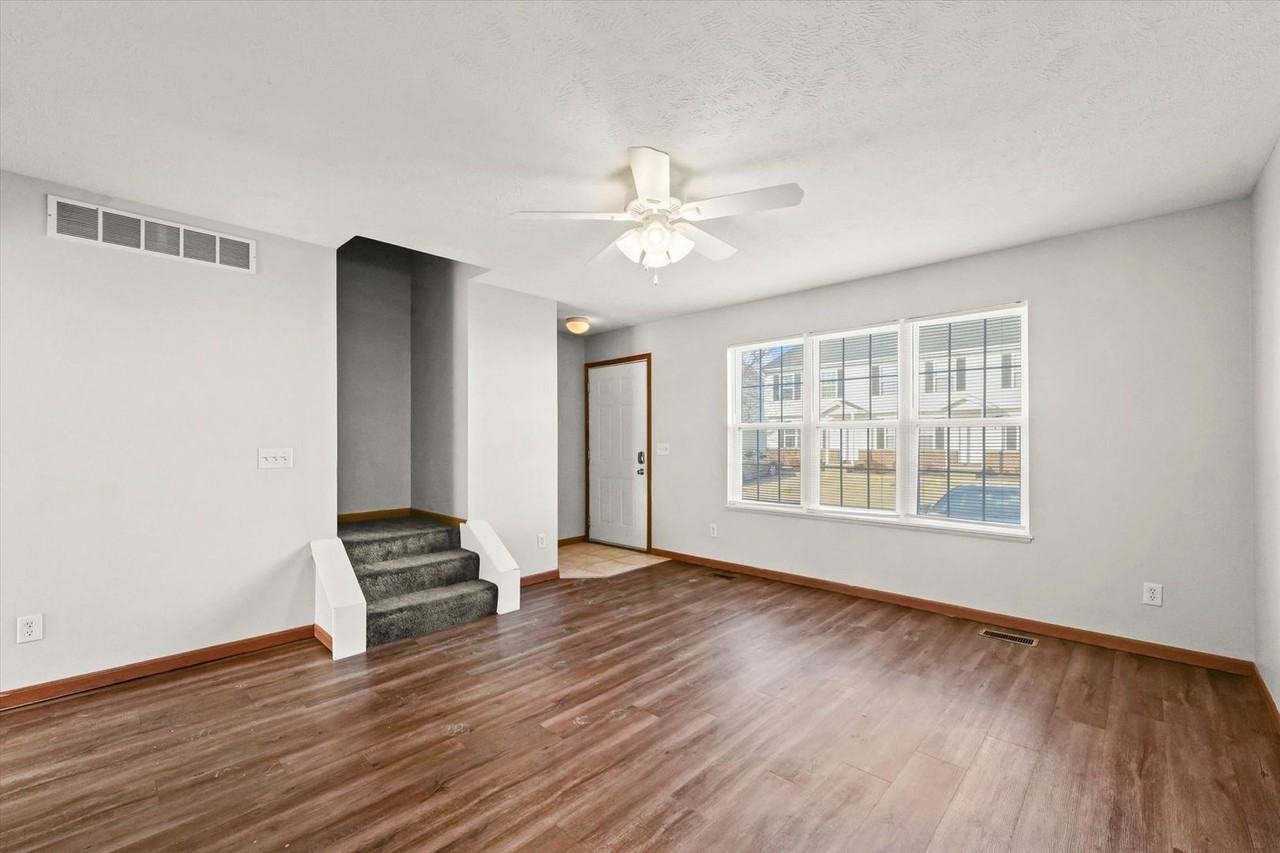 219 Crossing Dr - Photo 3 of 23