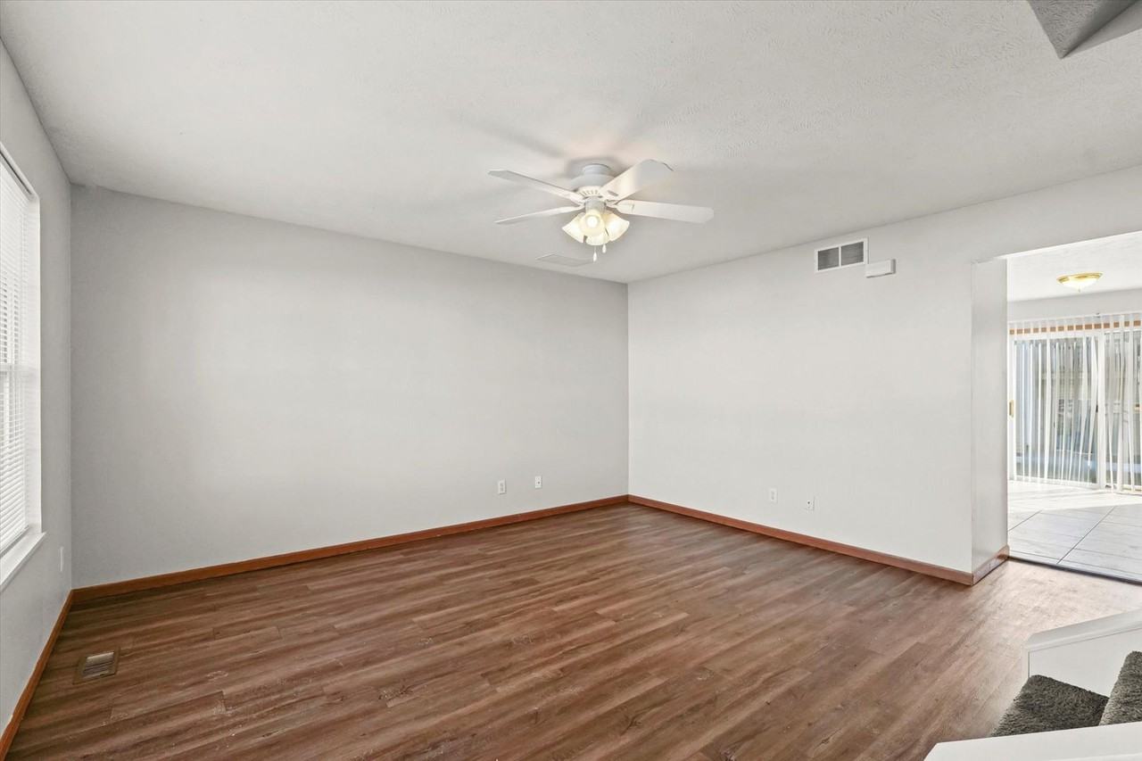 219 Crossing Dr - Photo 5 of 23