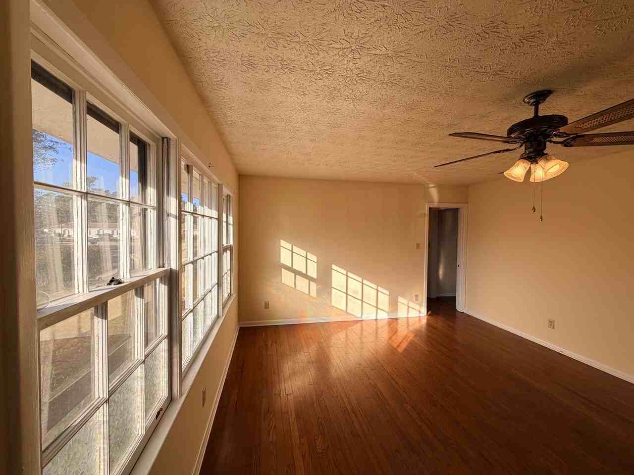 4112 Oak Dr - Photo 3 of 21