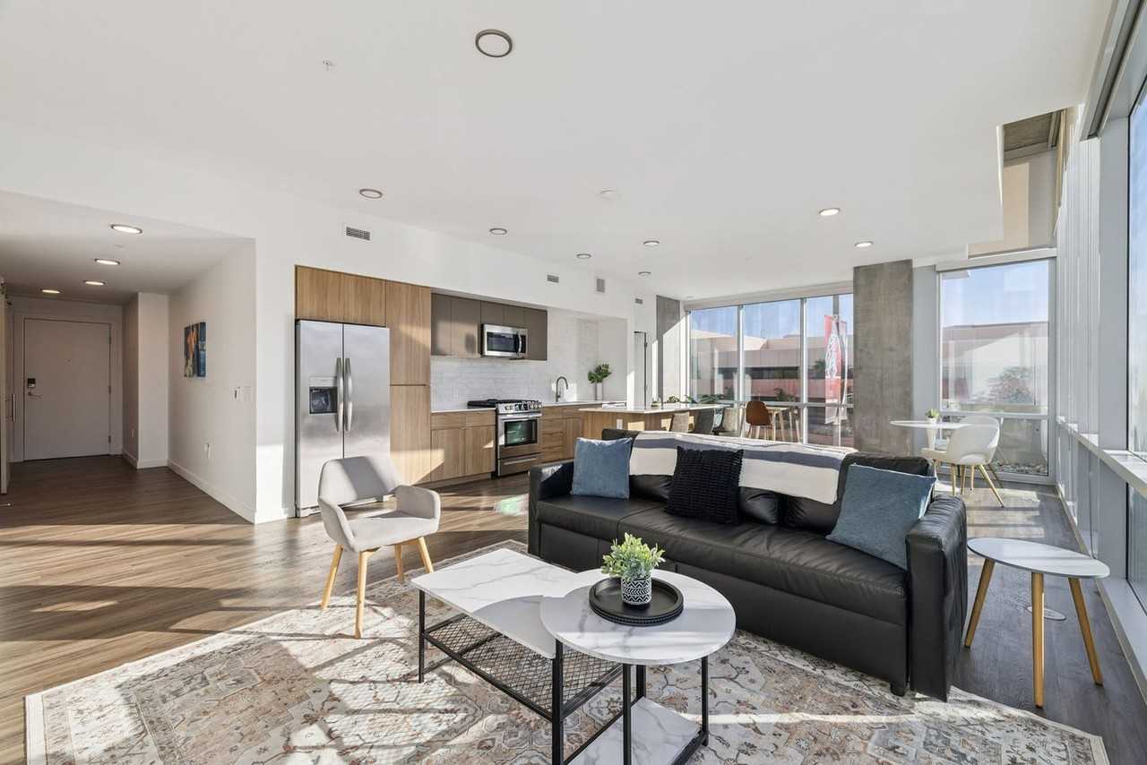 222 E Jefferson St #1369268P - Photo 3 of 50