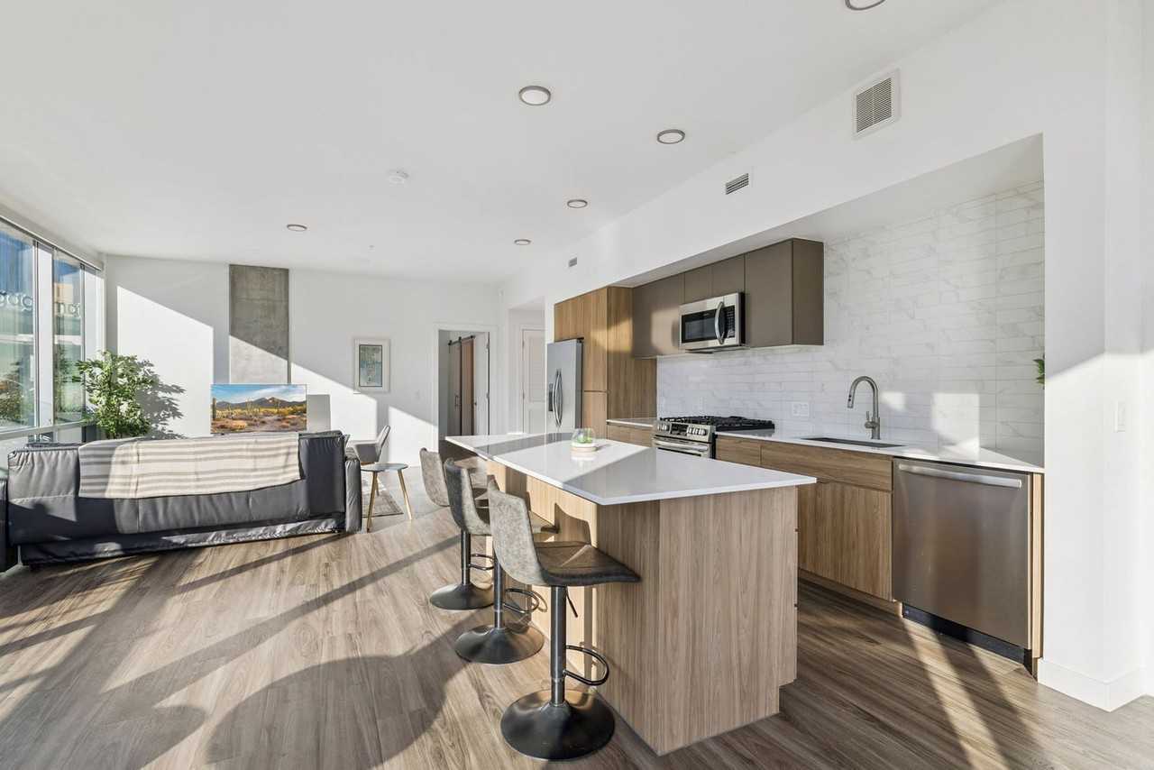 222 E Jefferson St #1369268P - Photo 5 of 50