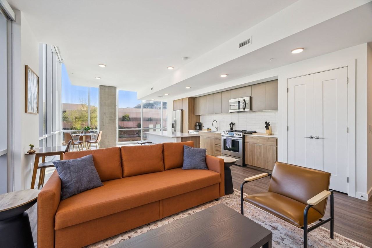 222 E Jefferson St #1369268P - Photo 6 of 50