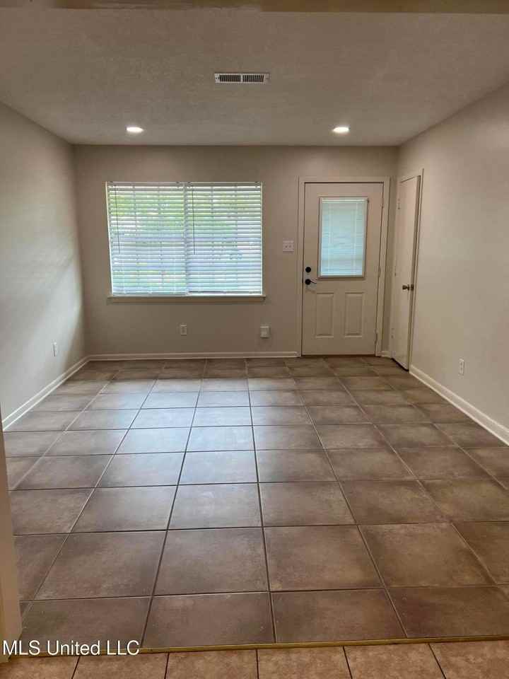 404 Hanley Rd - Photo 2 of 13