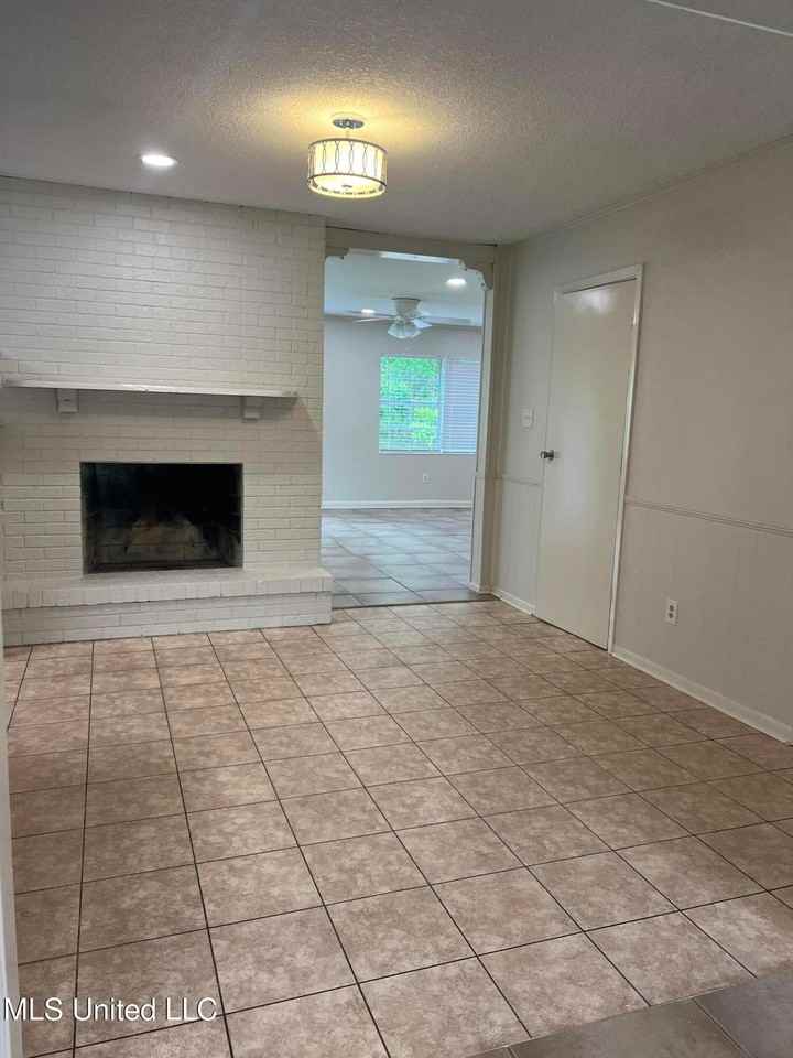 404 Hanley Rd - Photo 3 of 13