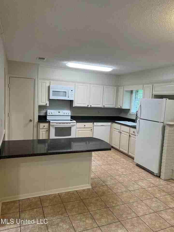 404 Hanley Rd - Photo 4 of 13