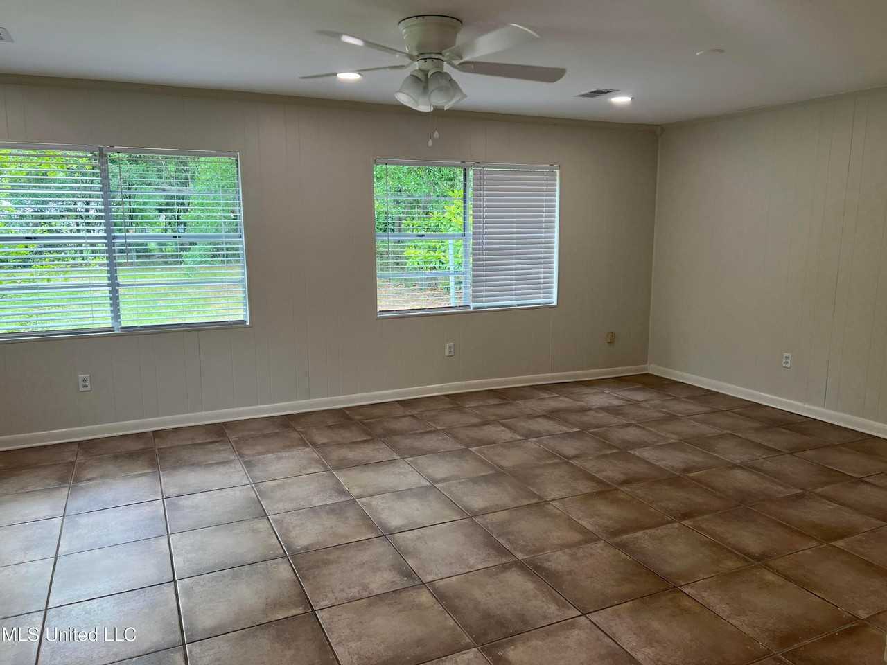 404 Hanley Rd - Photo 6 of 13